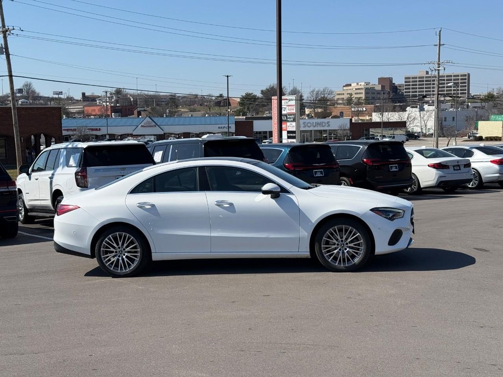 Mercedes-Benz CLA Vehicle Full-screen Gallery Image 02
