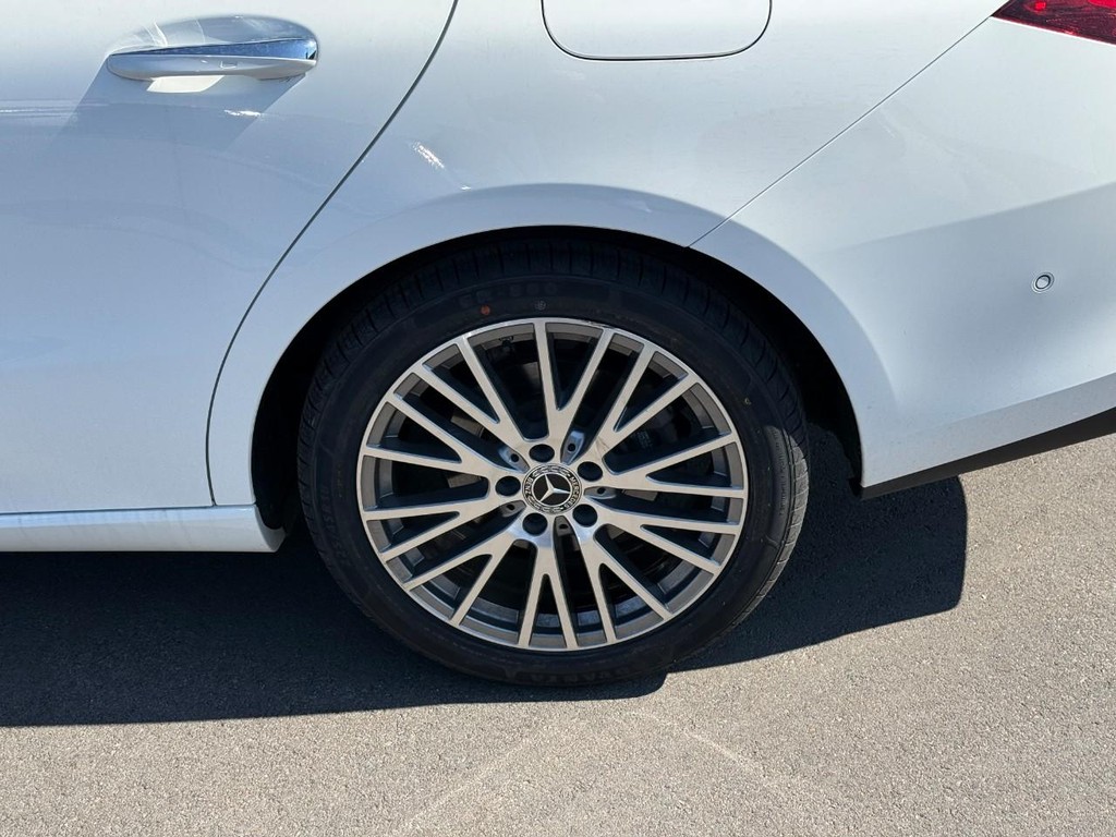 Mercedes-Benz CLA Vehicle Full-screen Gallery Image 05