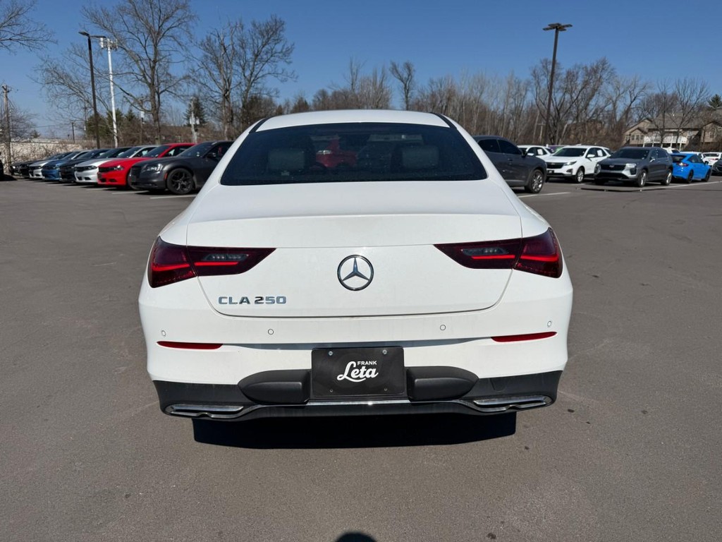 Mercedes-Benz CLA Vehicle Full-screen Gallery Image 07