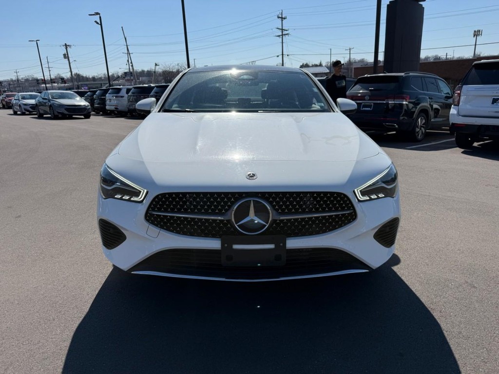 Mercedes-Benz CLA Vehicle Full-screen Gallery Image 09