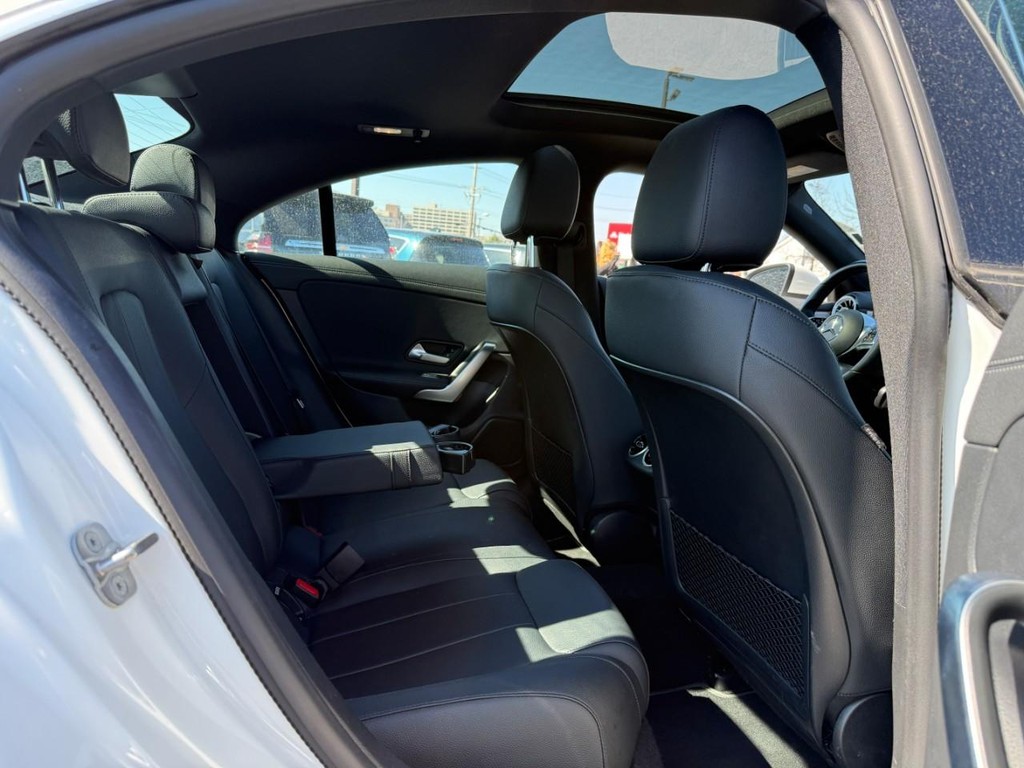Mercedes-Benz CLA Vehicle Full-screen Gallery Image 10