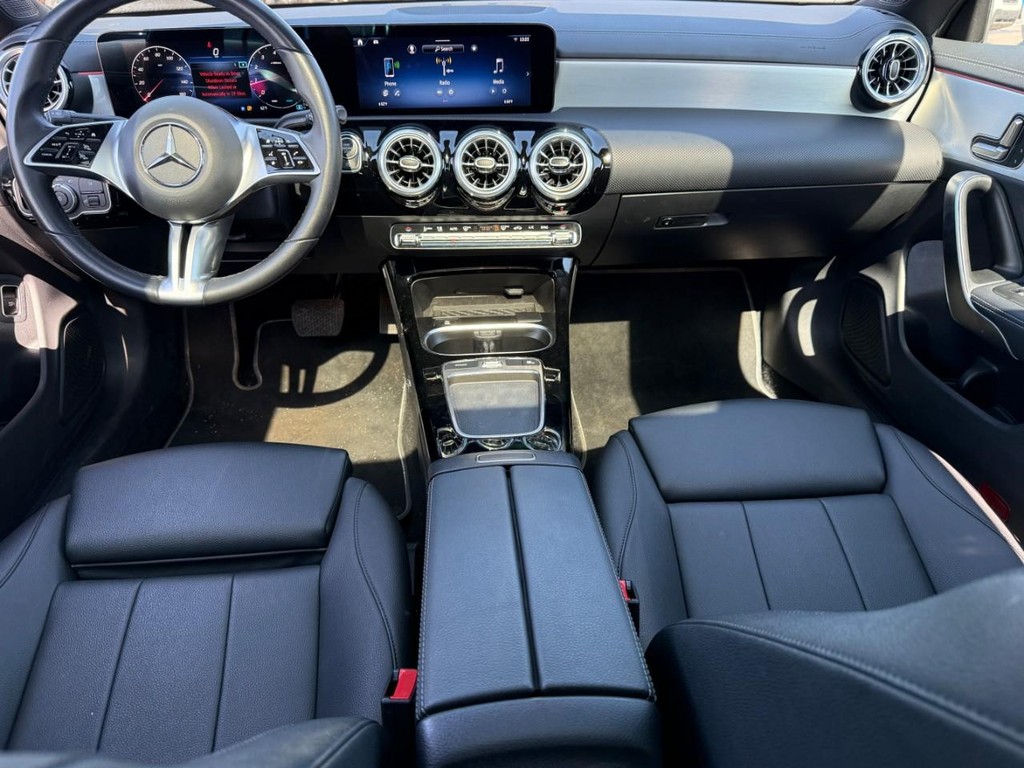 Mercedes-Benz CLA Vehicle Full-screen Gallery Image 11