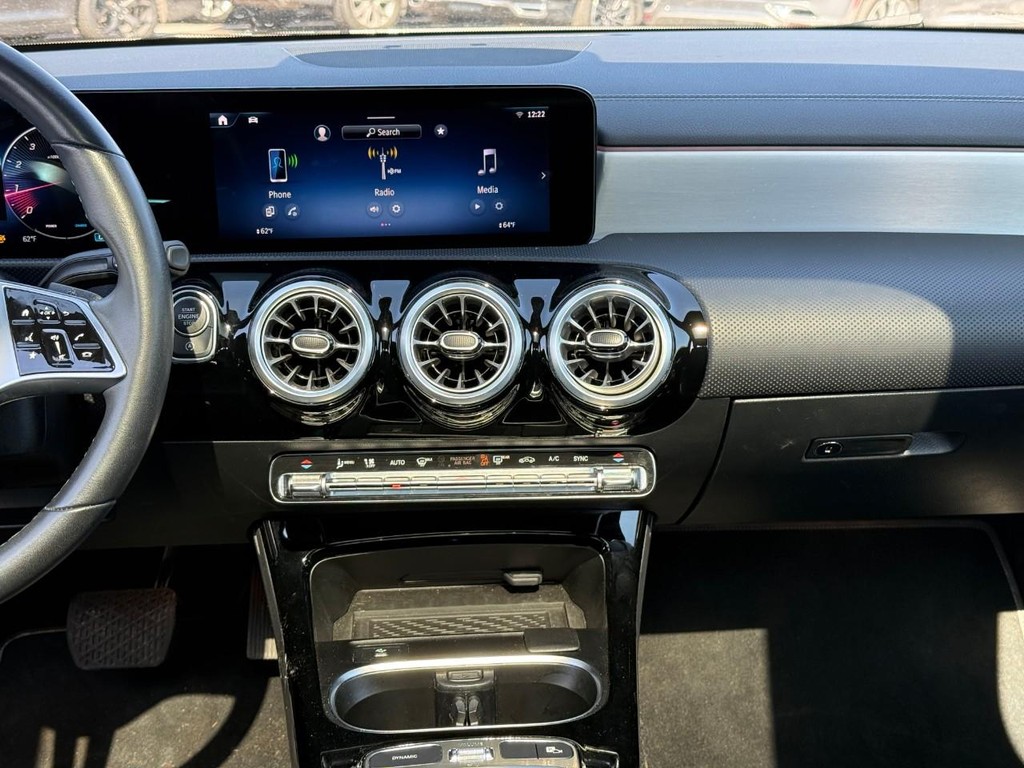 Mercedes-Benz CLA Vehicle Full-screen Gallery Image 13