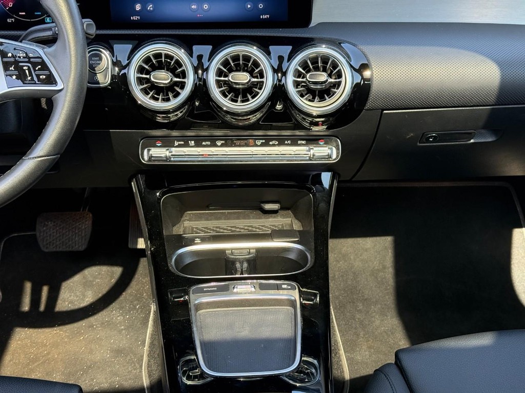 Mercedes-Benz CLA Vehicle Full-screen Gallery Image 14
