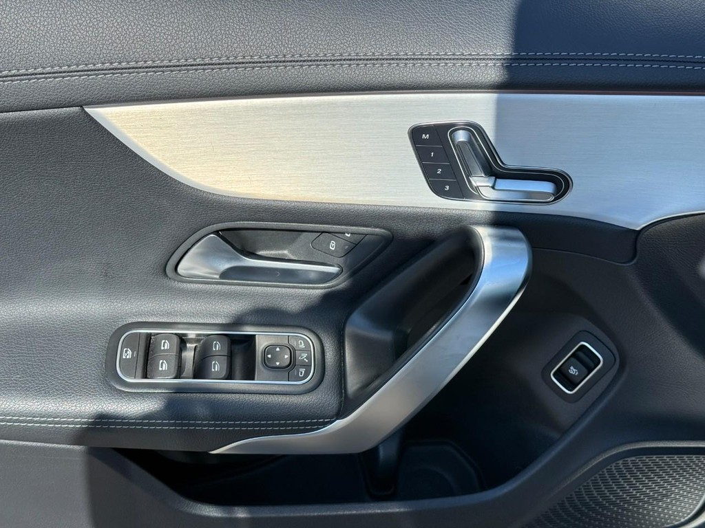 Mercedes-Benz CLA Vehicle Full-screen Gallery Image 15