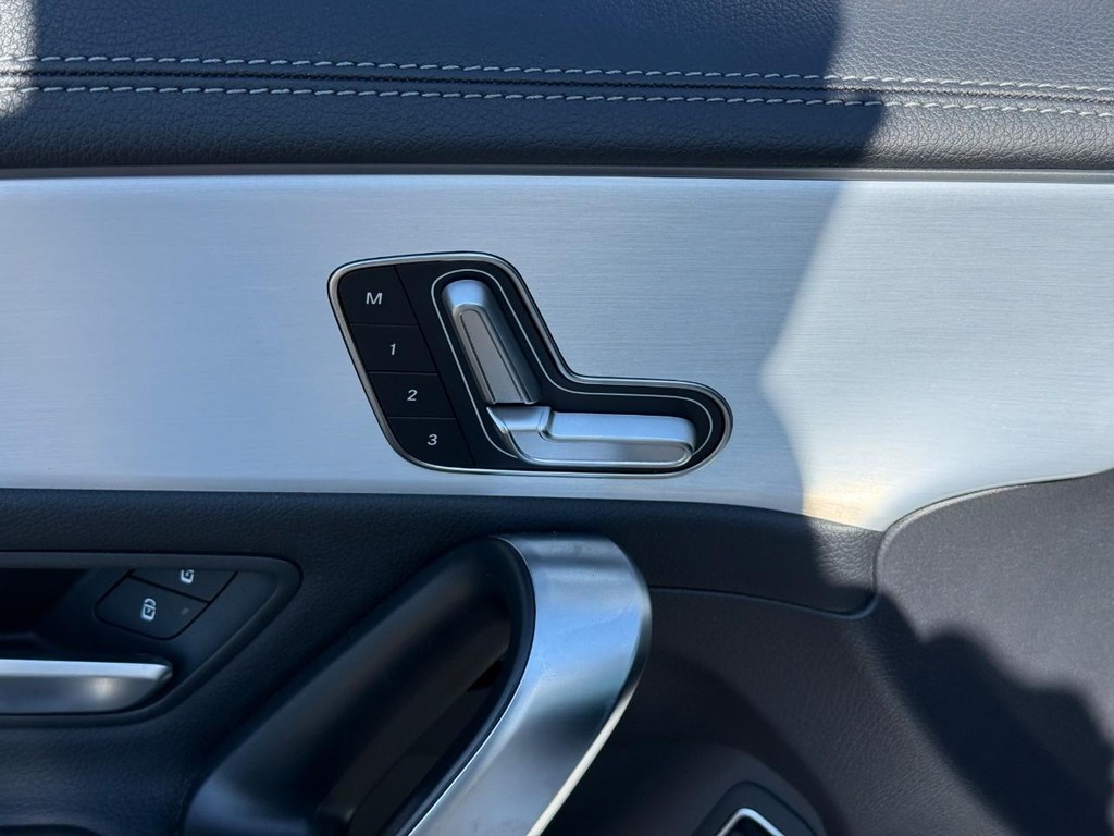 Mercedes-Benz CLA Vehicle Full-screen Gallery Image 16