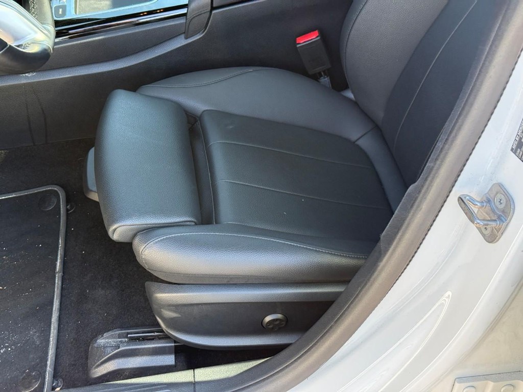 Mercedes-Benz CLA Vehicle Full-screen Gallery Image 17