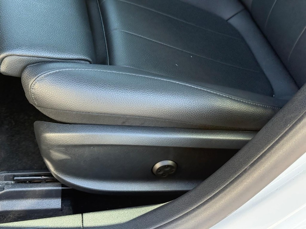 Mercedes-Benz CLA Vehicle Full-screen Gallery Image 18