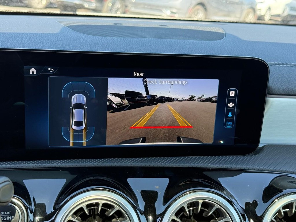 Mercedes-Benz CLA Vehicle Full-screen Gallery Image 22
