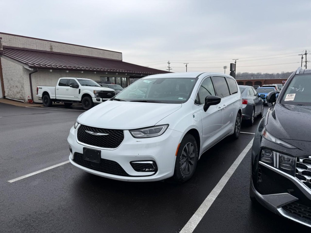 Chrysler Pacifica Vehicle Full-screen Gallery Image 02