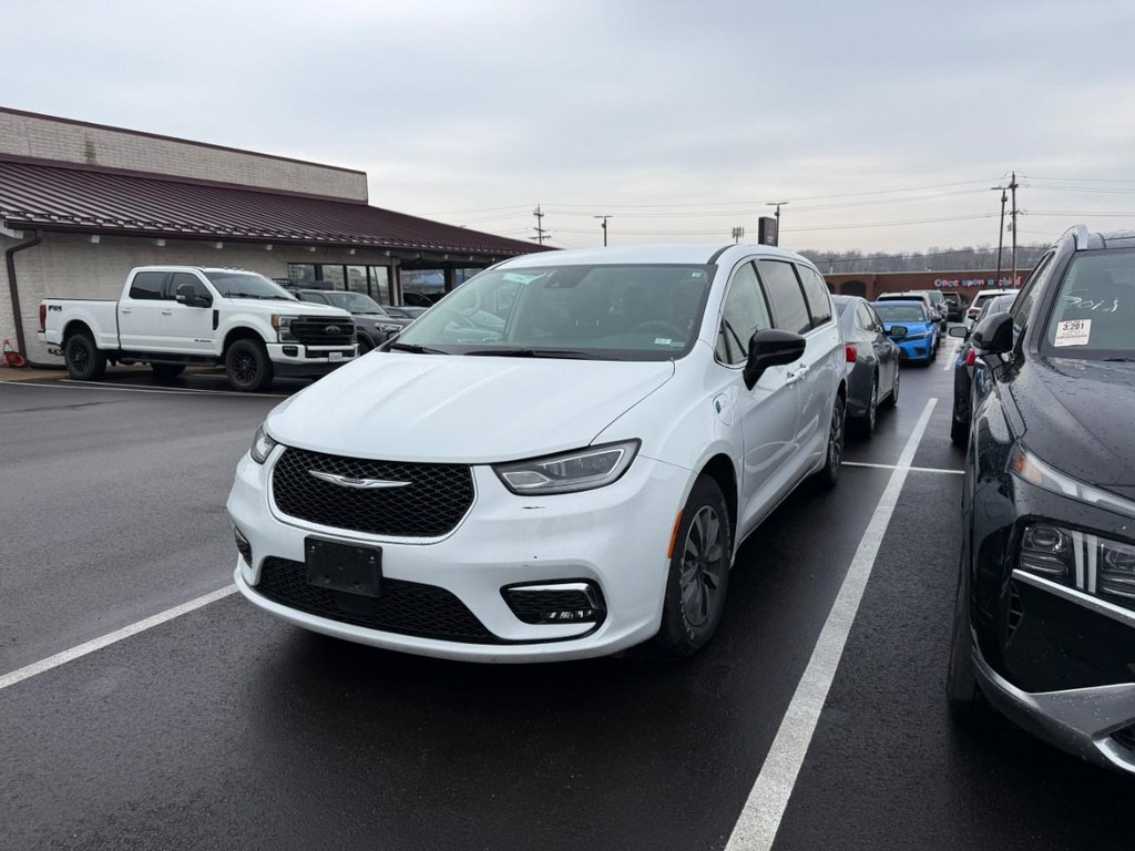 Chrysler Pacifica Vehicle Full-screen Gallery Image 03