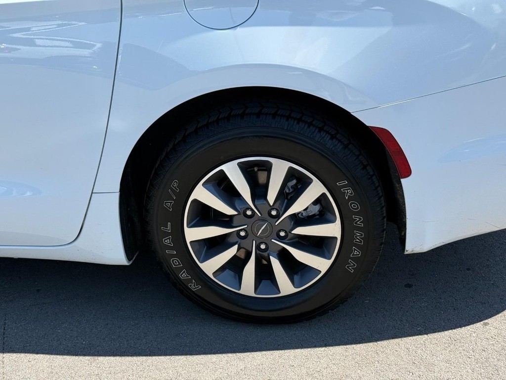 Chrysler Pacifica Vehicle Full-screen Gallery Image 05