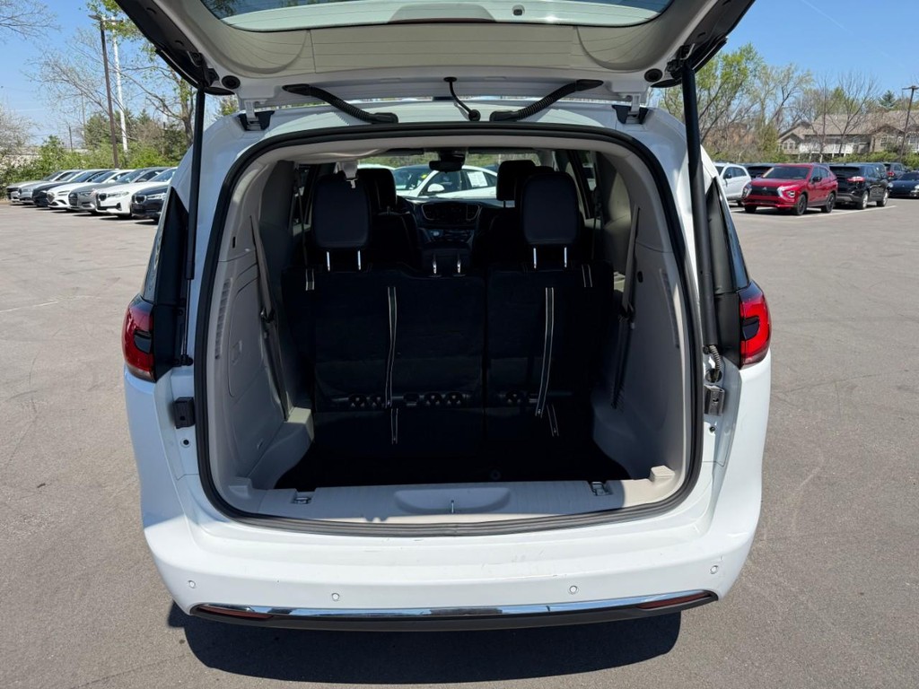 Chrysler Pacifica Vehicle Full-screen Gallery Image 06
