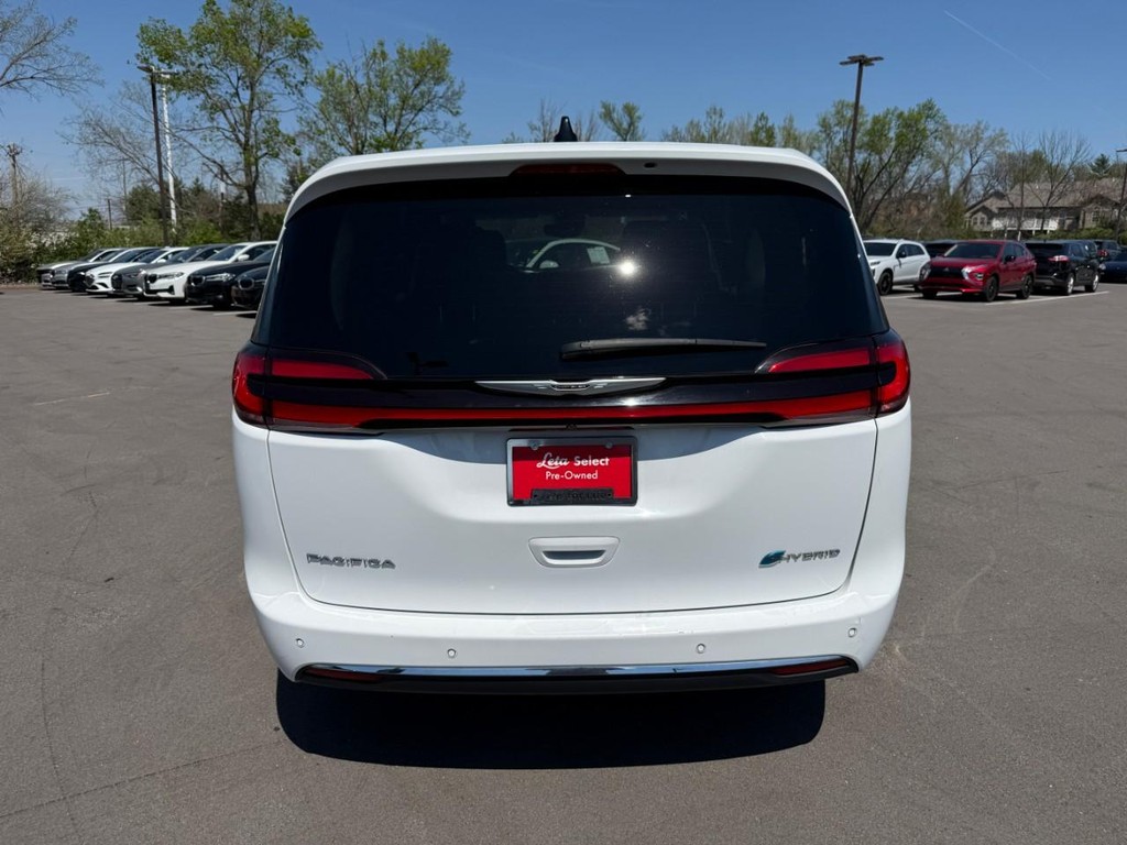 Chrysler Pacifica Vehicle Full-screen Gallery Image 07