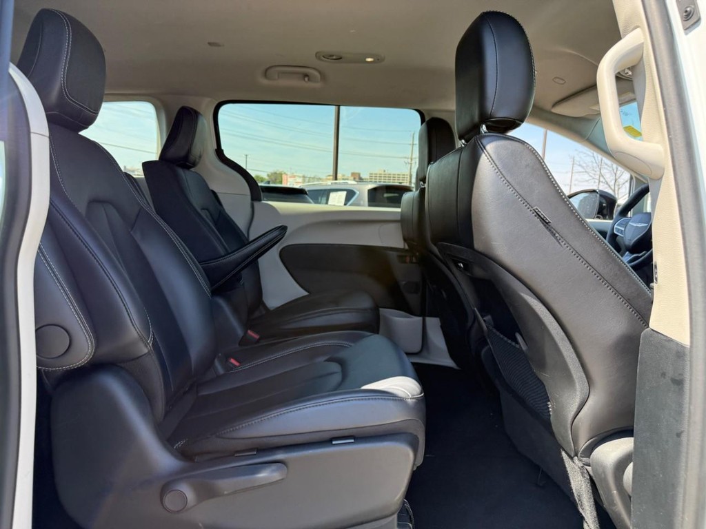 Chrysler Pacifica Vehicle Full-screen Gallery Image 10