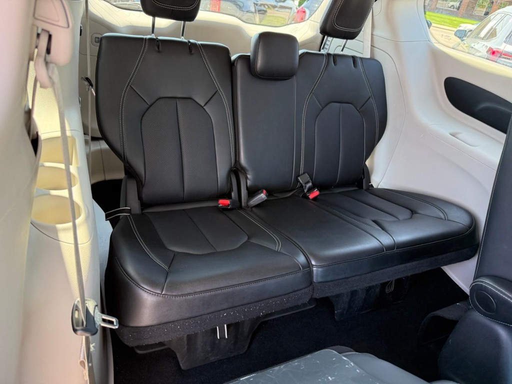 Chrysler Pacifica Vehicle Full-screen Gallery Image 11