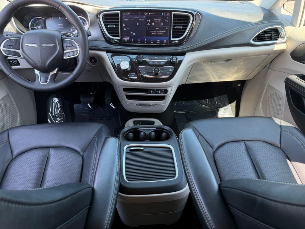 Chrysler Pacifica Vehicle Full-screen Gallery Image 12