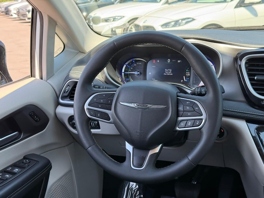 Chrysler Pacifica Vehicle Full-screen Gallery Image 13