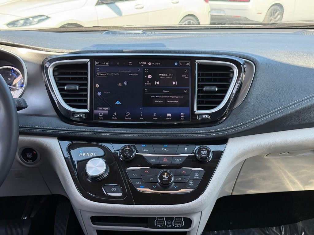 Chrysler Pacifica Vehicle Full-screen Gallery Image 14