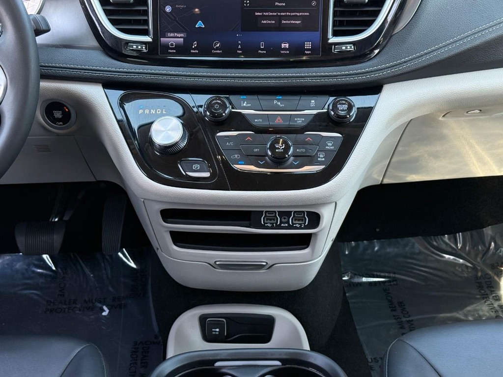 Chrysler Pacifica Vehicle Full-screen Gallery Image 15