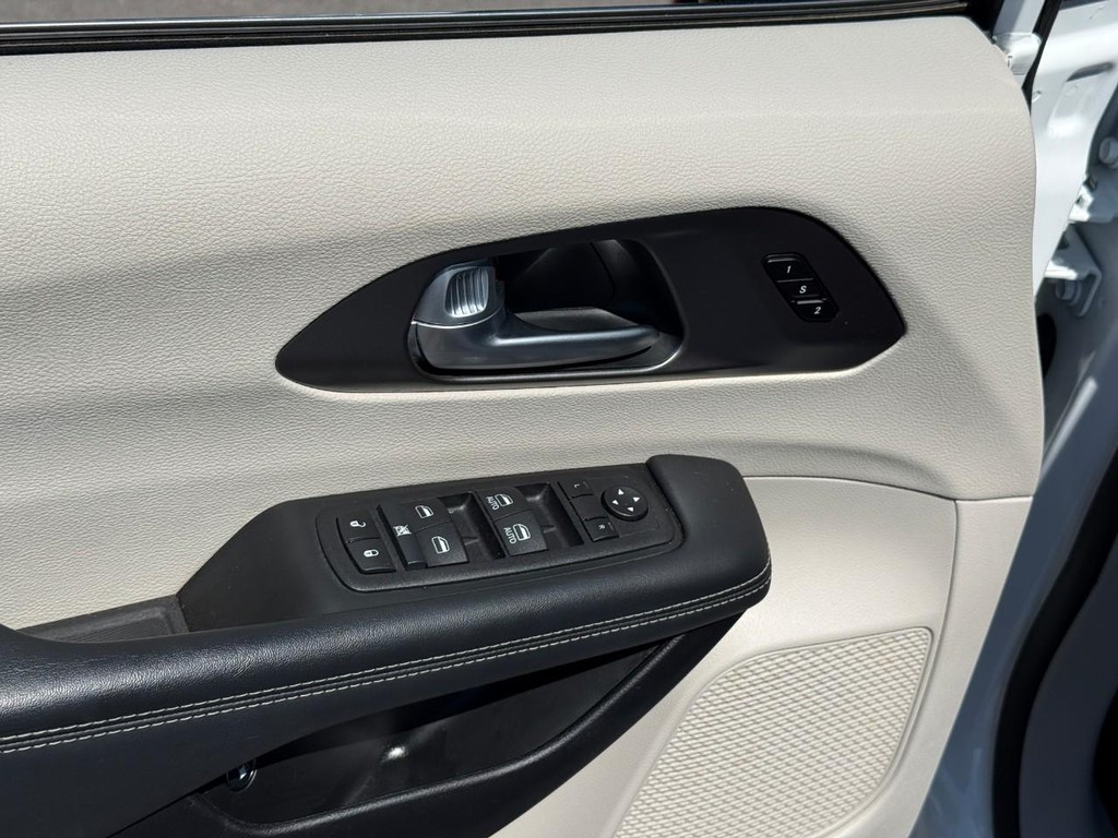 Chrysler Pacifica Vehicle Full-screen Gallery Image 16