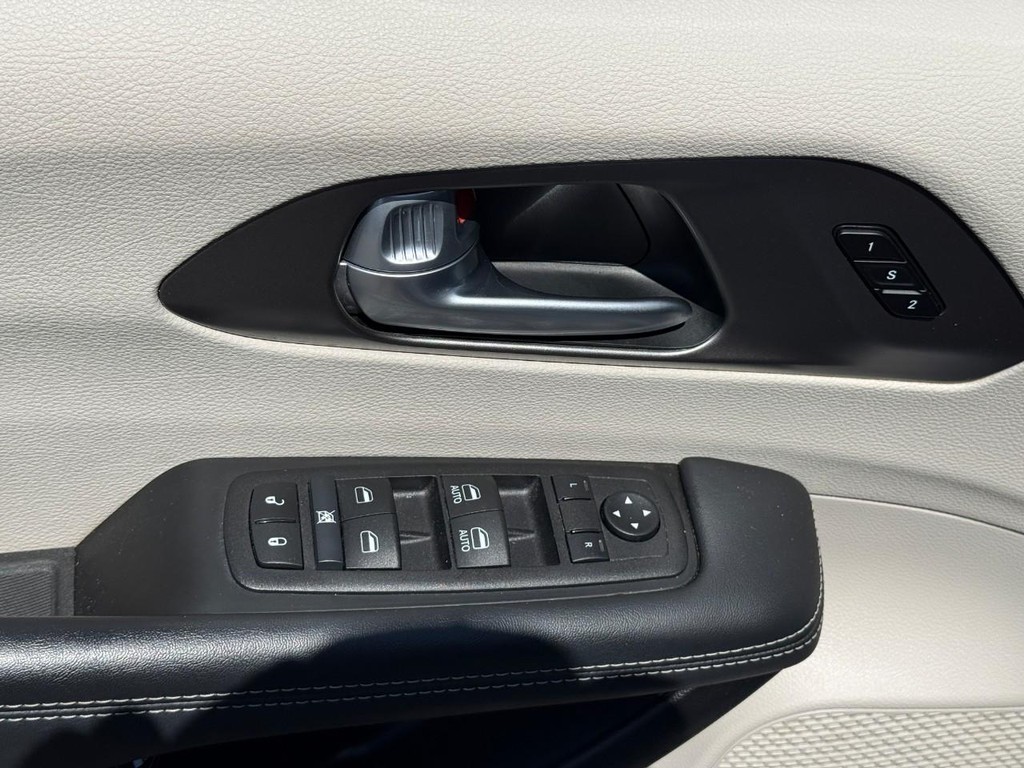 Chrysler Pacifica Vehicle Full-screen Gallery Image 17