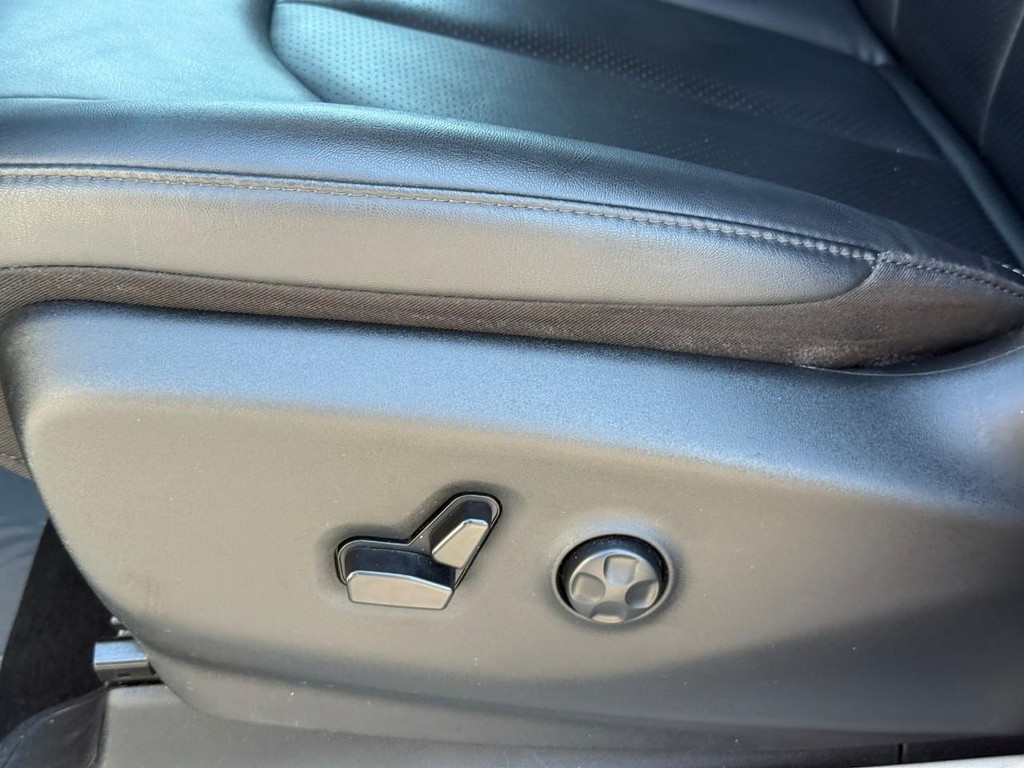 Chrysler Pacifica Vehicle Full-screen Gallery Image 19