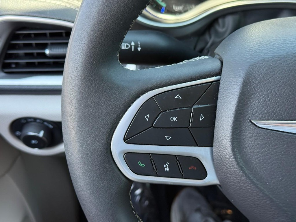 Chrysler Pacifica Vehicle Full-screen Gallery Image 20