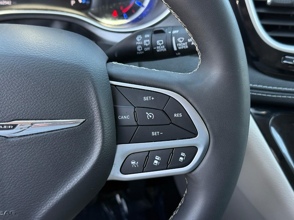 Chrysler Pacifica Vehicle Full-screen Gallery Image 21