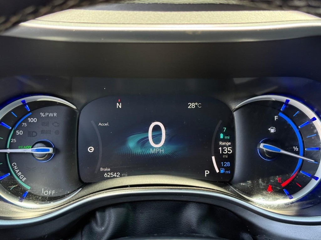 Chrysler Pacifica Vehicle Full-screen Gallery Image 22