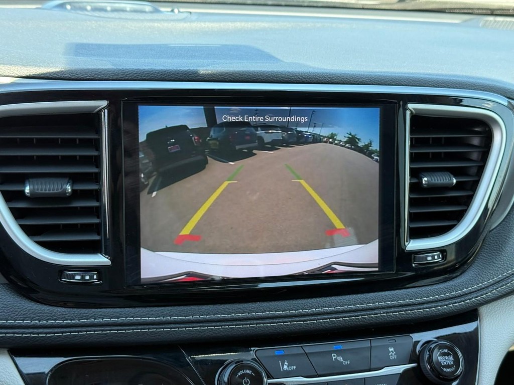 Chrysler Pacifica Vehicle Full-screen Gallery Image 23