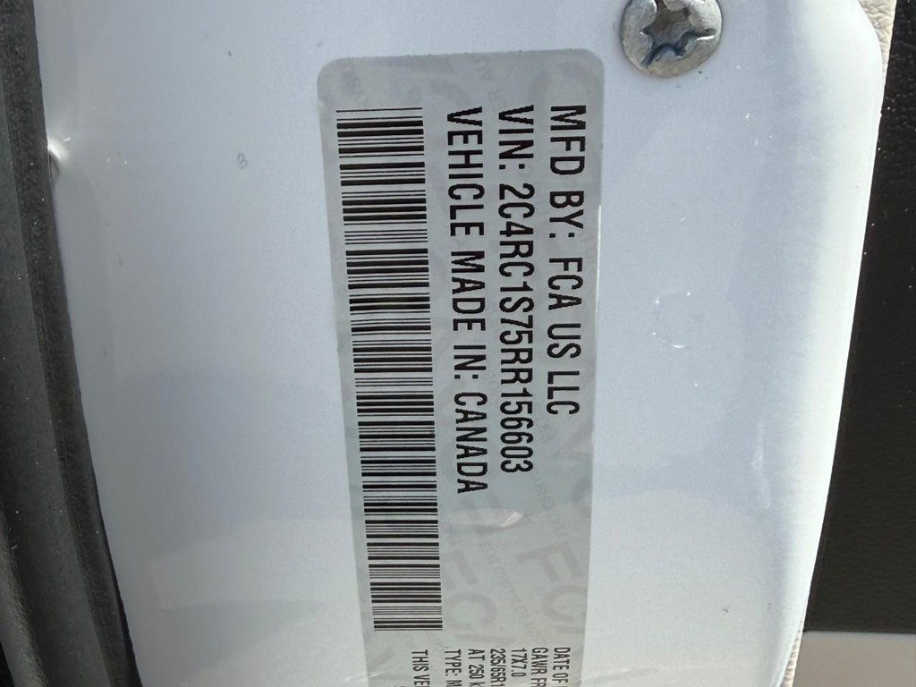 Chrysler Pacifica Vehicle Full-screen Gallery Image 24