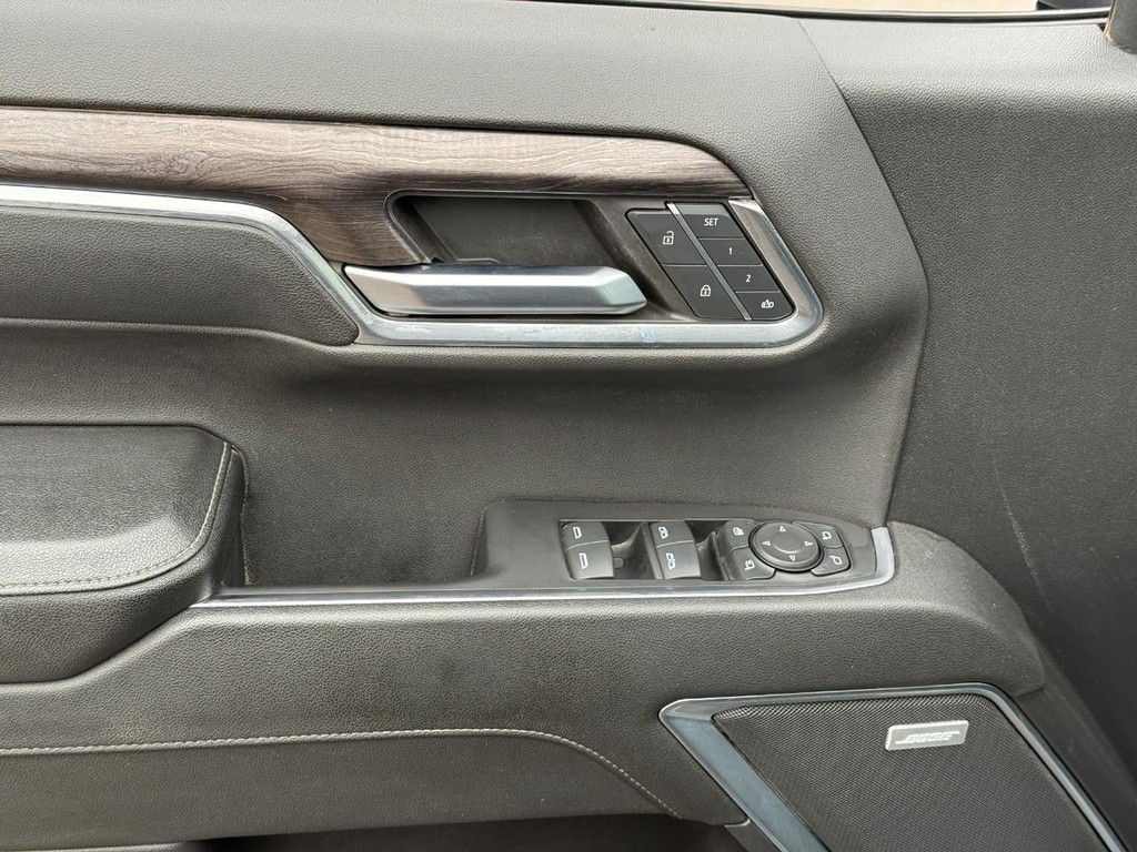 Chevrolet Silverado 1500 Vehicle Full-screen Gallery Image 12