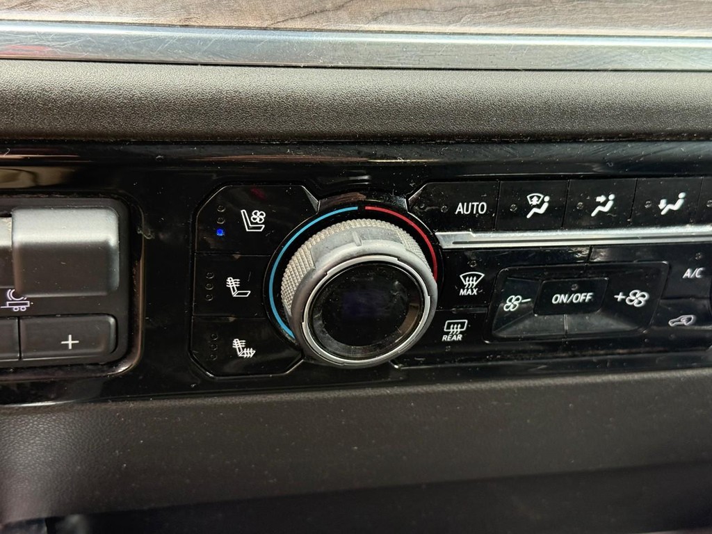 Chevrolet Silverado 1500 Vehicle Full-screen Gallery Image 20