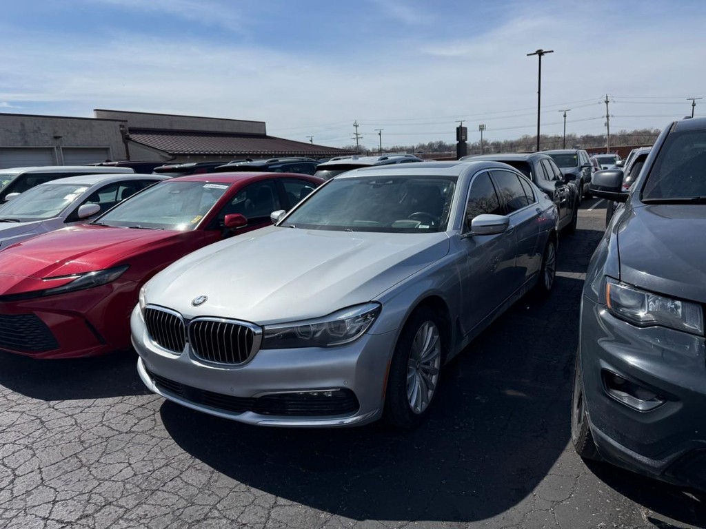 BMW 7 Series Vehicle Full-screen Gallery Image 01