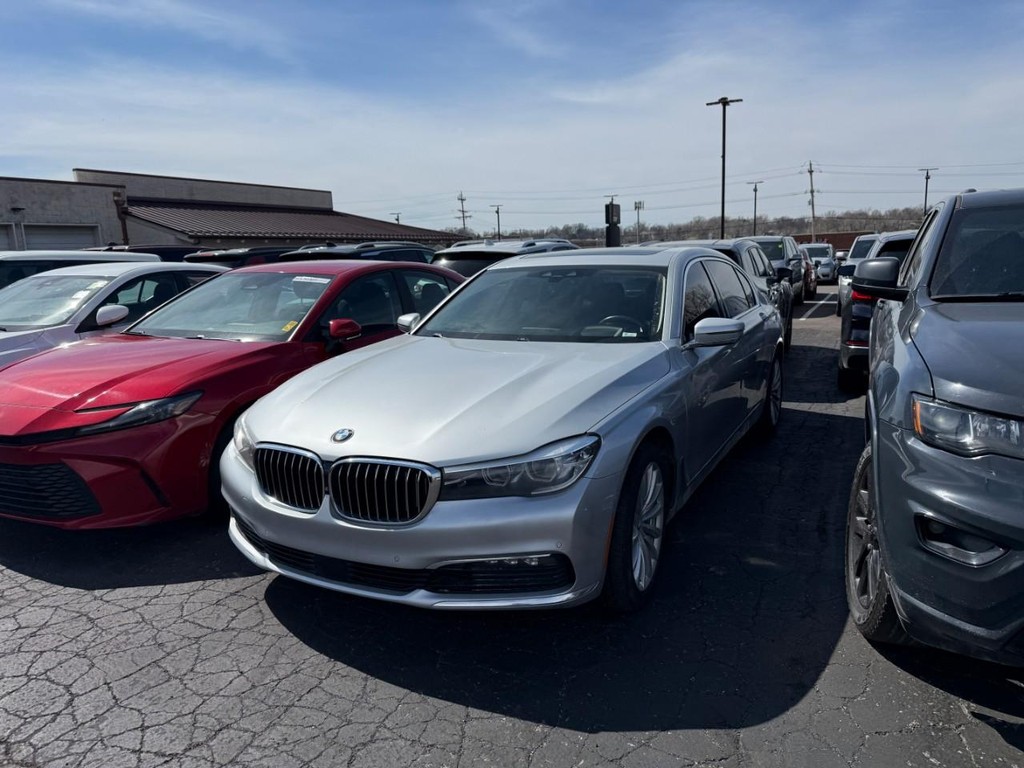 BMW 7 Series Vehicle Full-screen Gallery Image 02