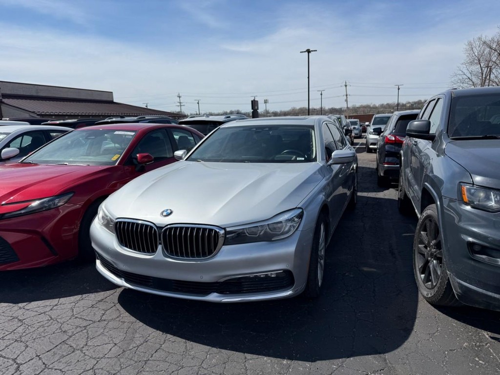 BMW 7 Series Vehicle Full-screen Gallery Image 03