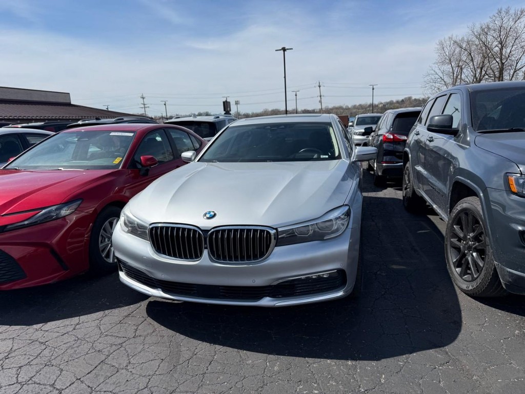 BMW 7 Series Vehicle Full-screen Gallery Image 04