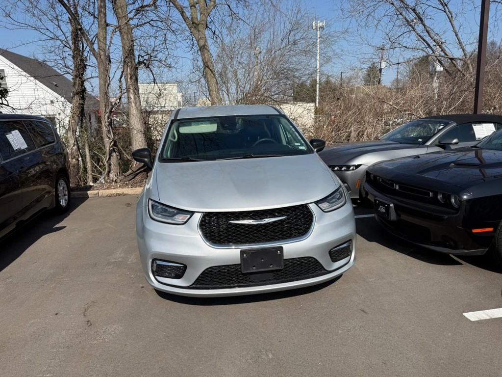 Chrysler Pacifica Vehicle Full-screen Gallery Image 02