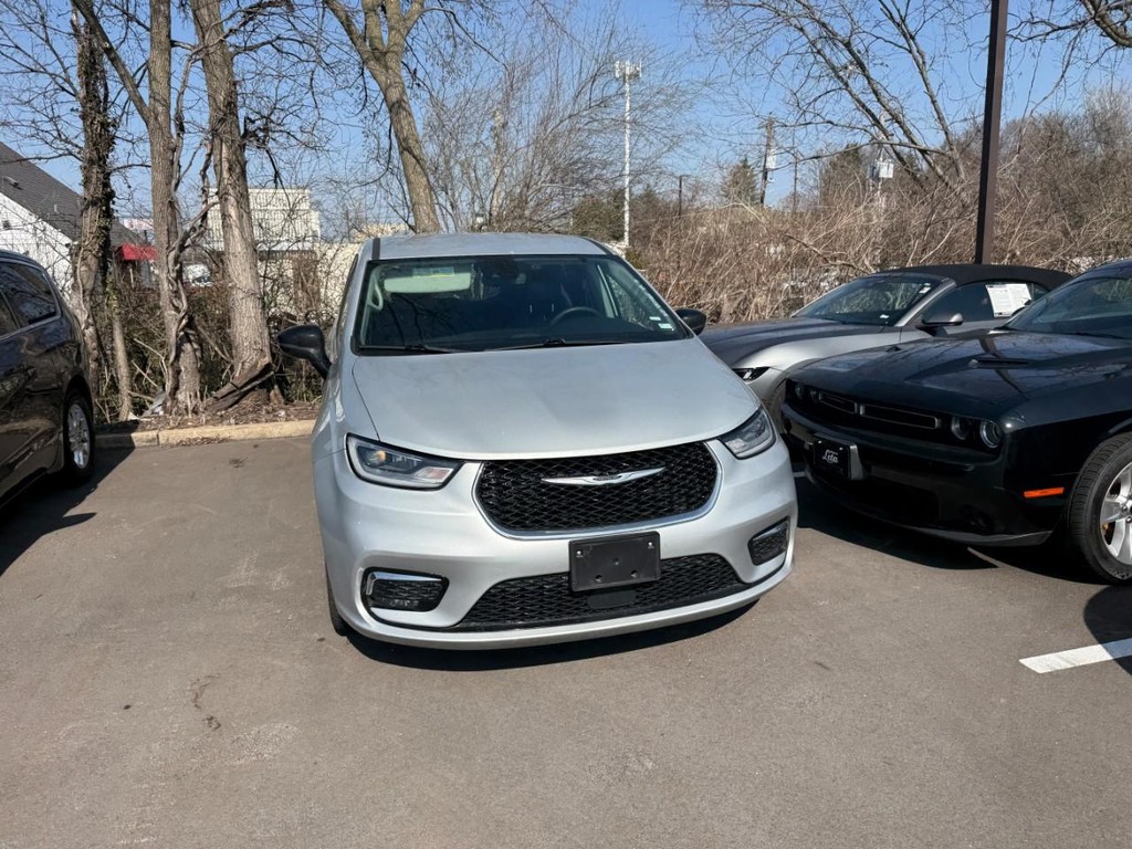 Chrysler Pacifica Vehicle Full-screen Gallery Image 03