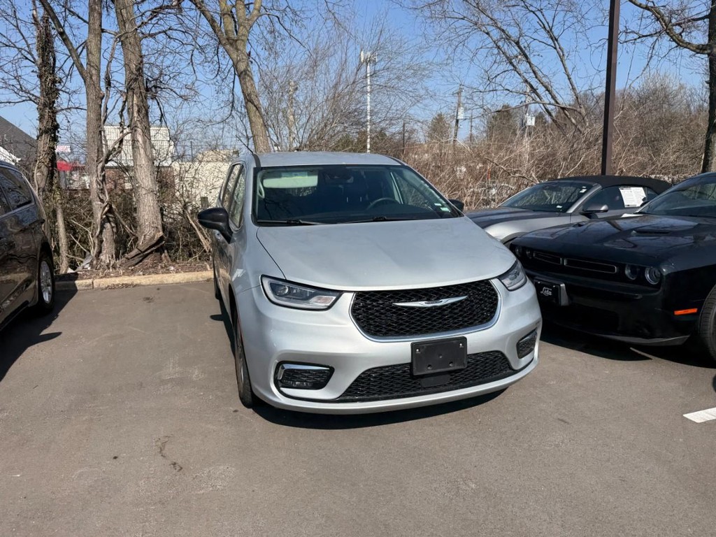 Chrysler Pacifica Vehicle Full-screen Gallery Image 04