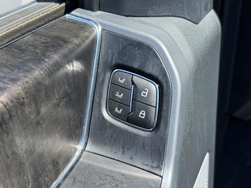 Ford F-150 Vehicle Full-screen Gallery Image 16