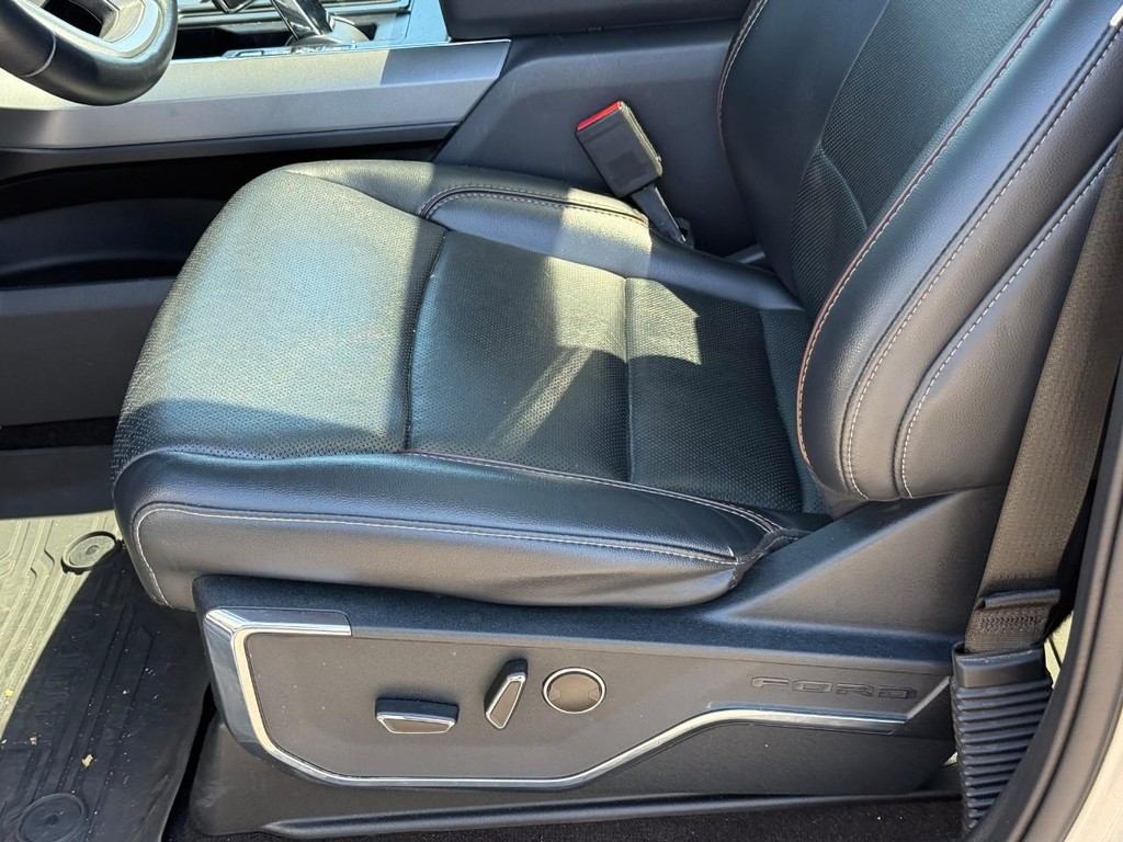 Ford F-150 Vehicle Full-screen Gallery Image 17