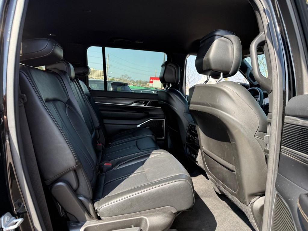 Jeep Wagoneer L Vehicle Full-screen Gallery Image 10