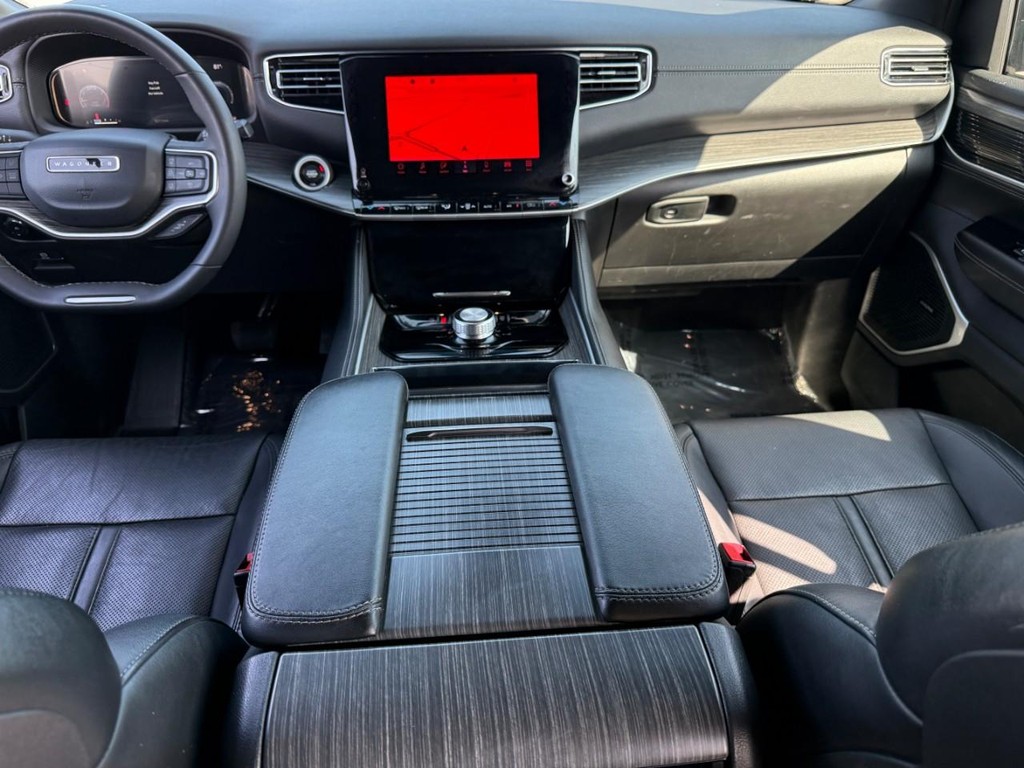 Jeep Wagoneer L Vehicle Full-screen Gallery Image 12