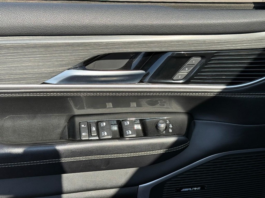 Jeep Wagoneer L Vehicle Full-screen Gallery Image 16