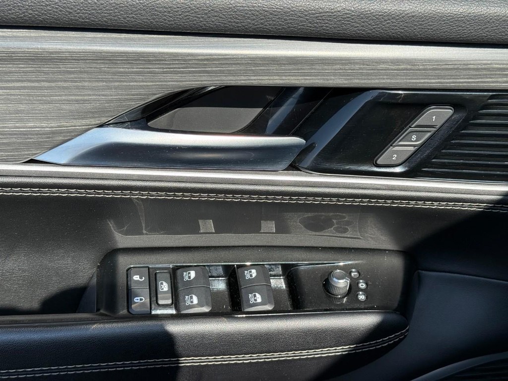 Jeep Wagoneer L Vehicle Full-screen Gallery Image 17