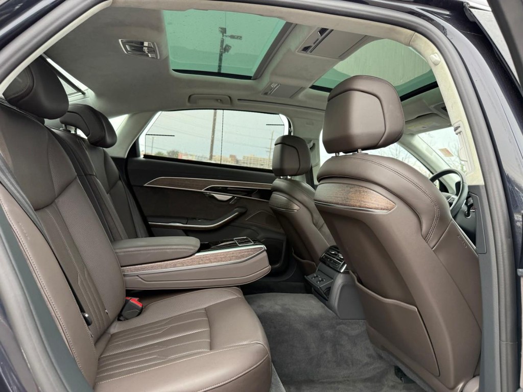 Audi A8 L Vehicle Full-screen Gallery Image 09