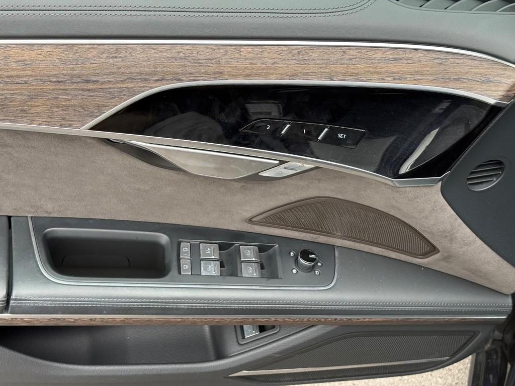 Audi A8 L Vehicle Full-screen Gallery Image 15