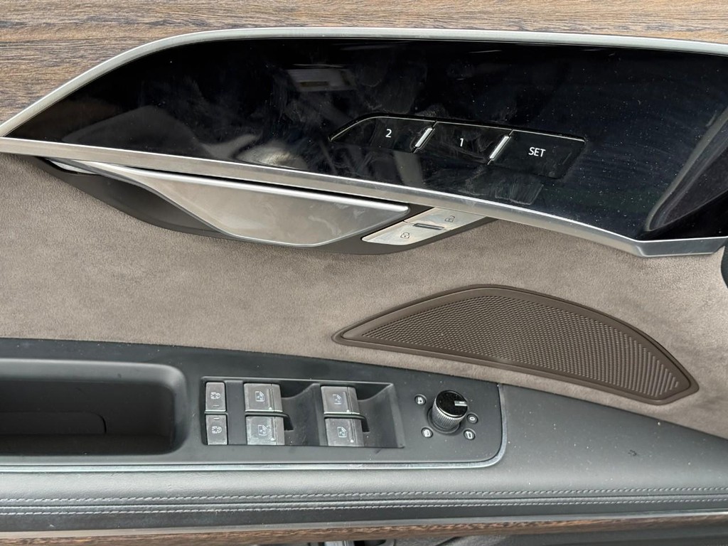 Audi A8 L Vehicle Full-screen Gallery Image 16